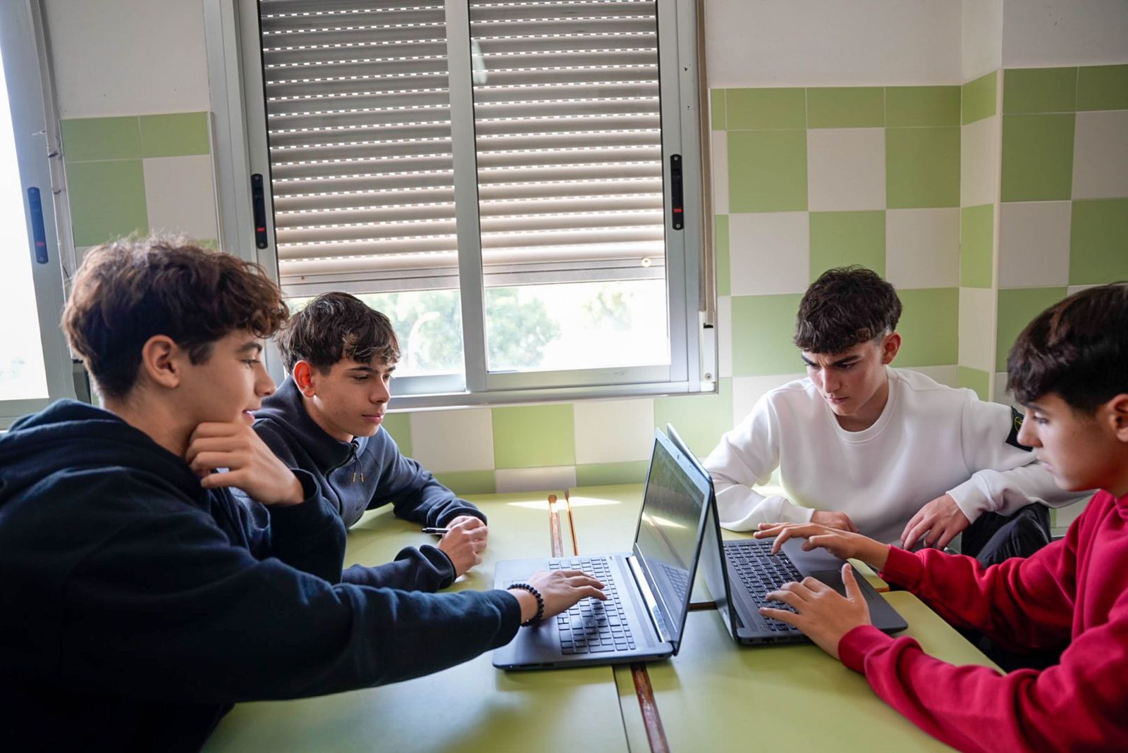 Las imágenes de la Ciberliga de la Guardia Civil en el IES Albaida