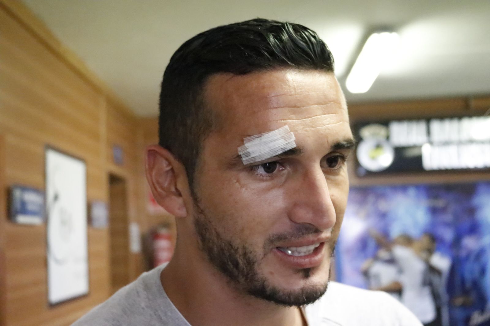 Gastón, con una protección sobre su herida, en el Municipal