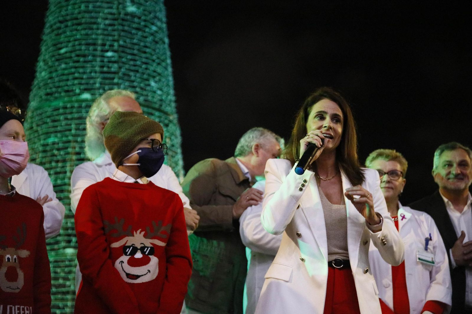 Las imágenes del encendido de la iluminación navideña en el Hospital Torrecárdenas de Almería