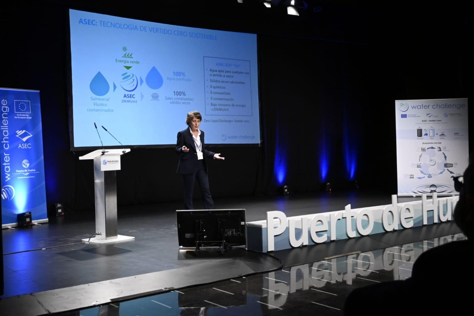 Un momento de la presentación del proyecto por parte de Susana García, CEO de Water Challenge, en las Cocheras del Puerto. Un momento de la presentación del proyecto por parte de Susana García, CEO de Water Challenge, en las Cocheras del Puerto.