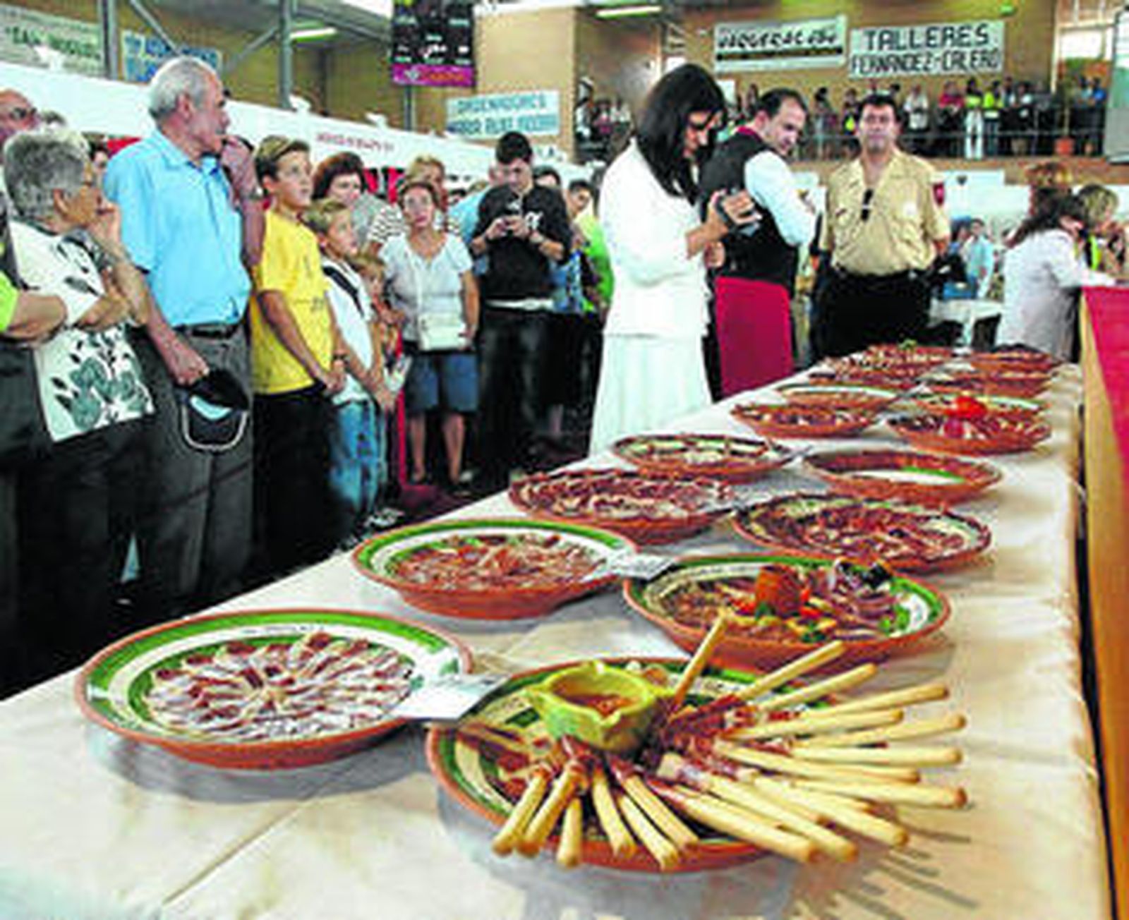 Una muestra de jamones en la Feria de Villanueva.