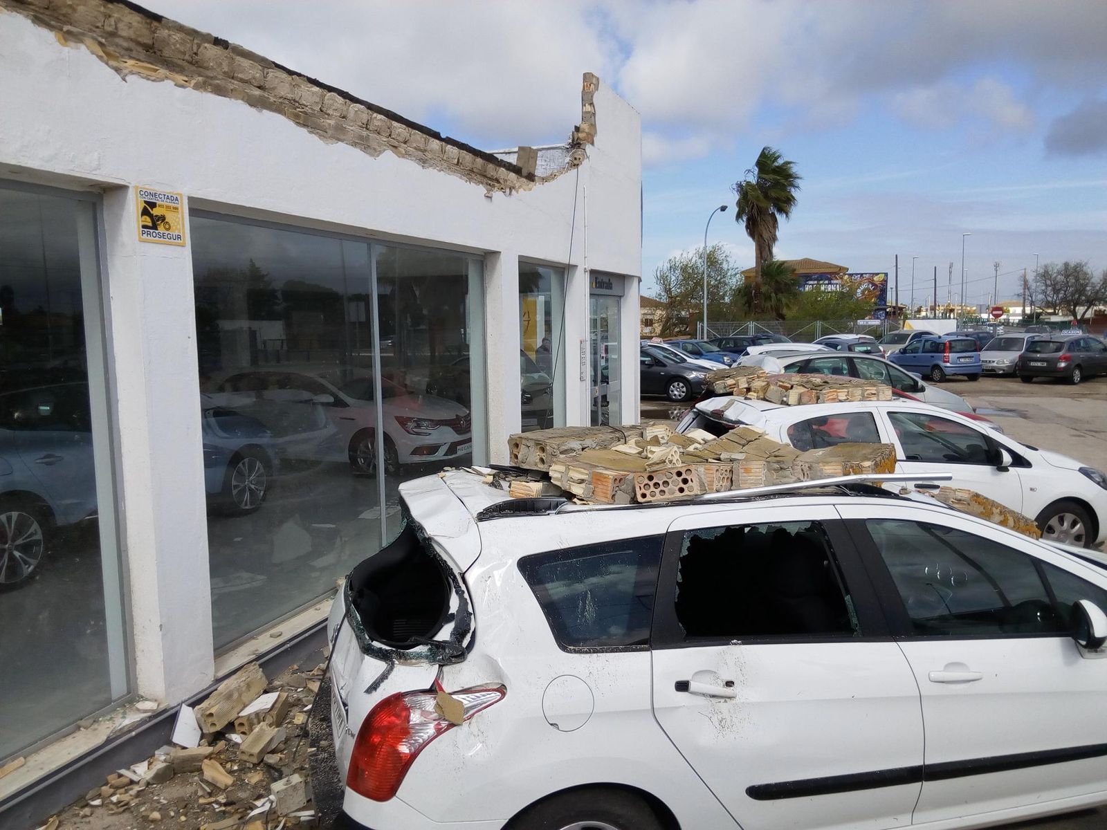 El tornado provocó daños en cuatro coches expuestos a la venta en un concesionario de la carretera de Jerez.