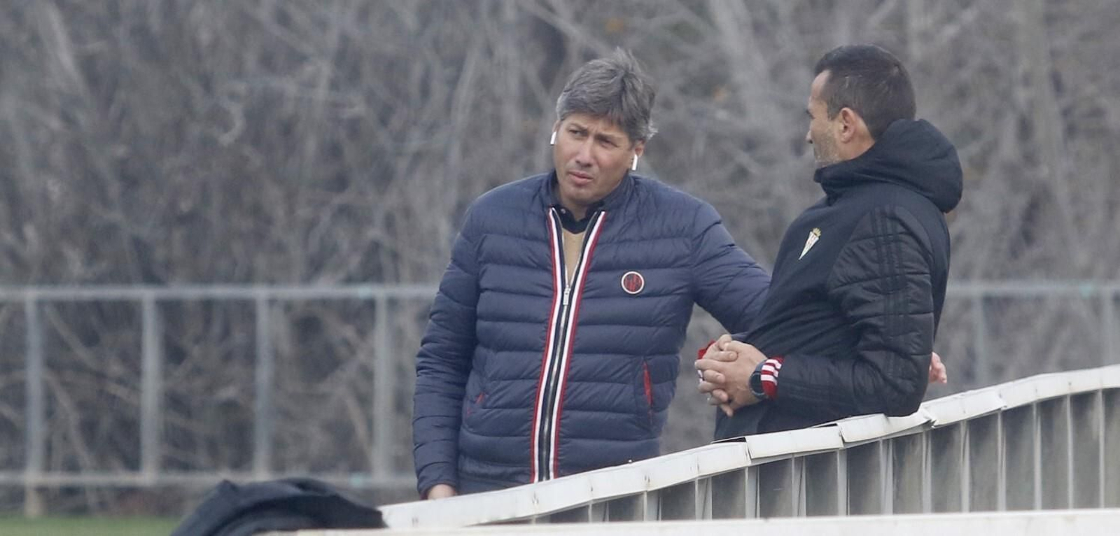 Alfonso Serrano charla con Raúl Agné durante un entrenamiento del Córdoba CF.