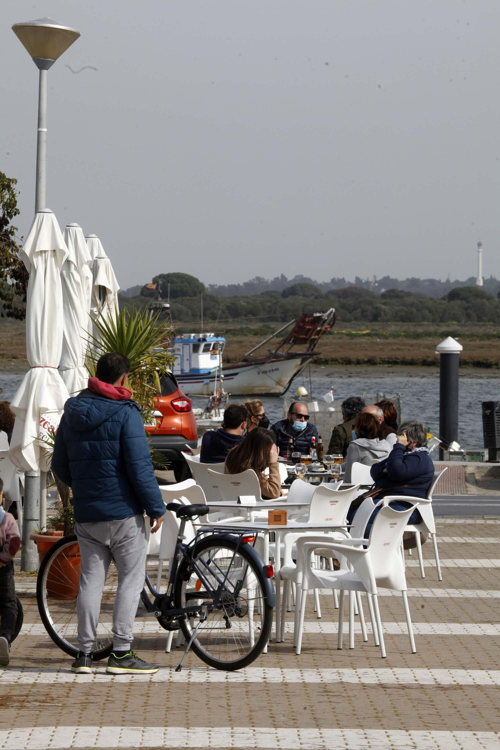 Ambiente en las terrazas de El Rompido y Punta Umbría durante este sábado.