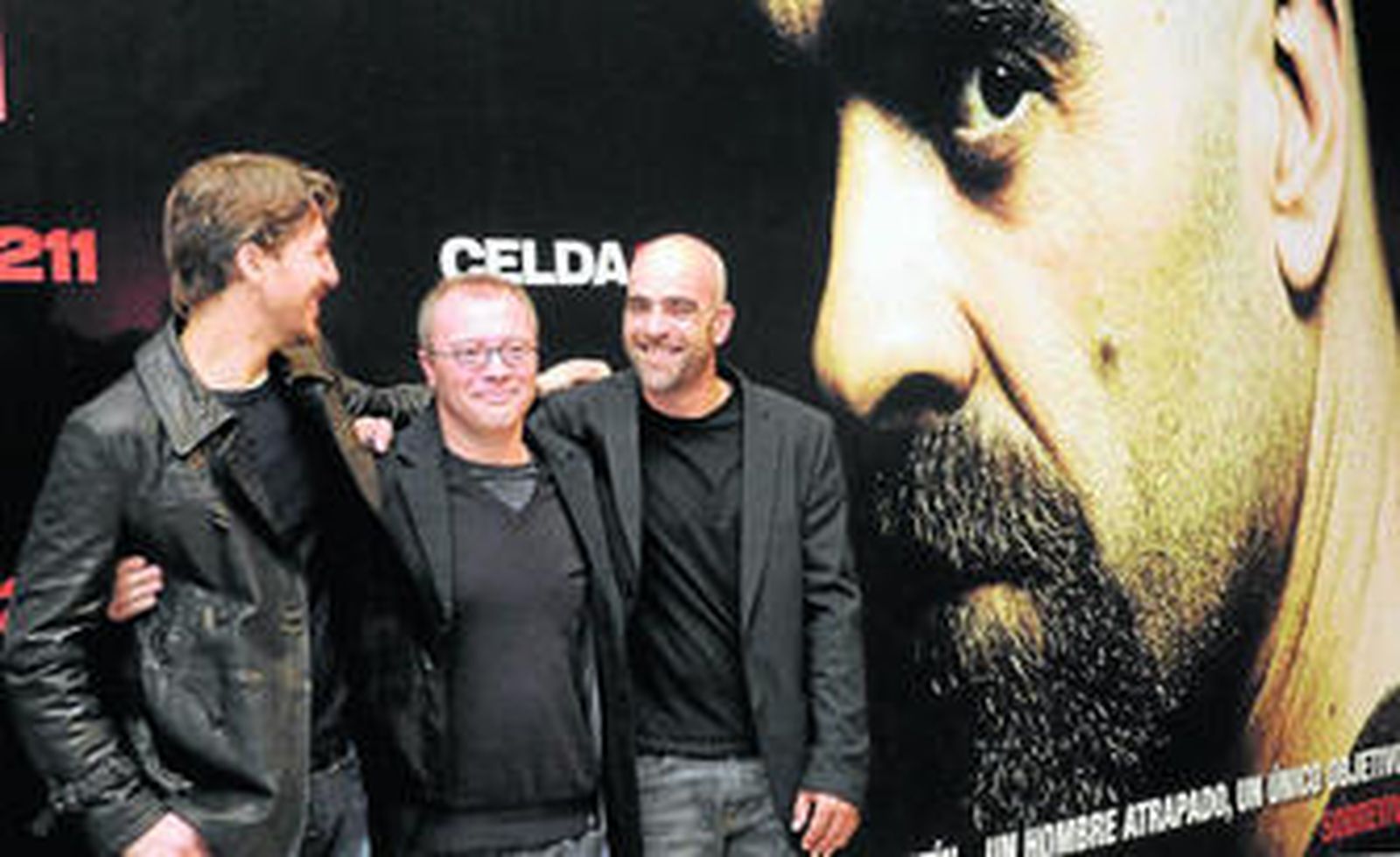 El actor gallego Luis Tosar (derecha), ayer, junto al director Daniel Monzón en la presentación de la película 'Celda 211'.