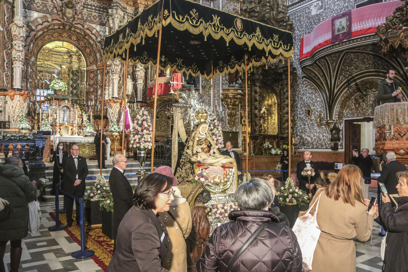 La Virgen de las Angustias, patrona de Granada, repuesta al culto tras su restauración