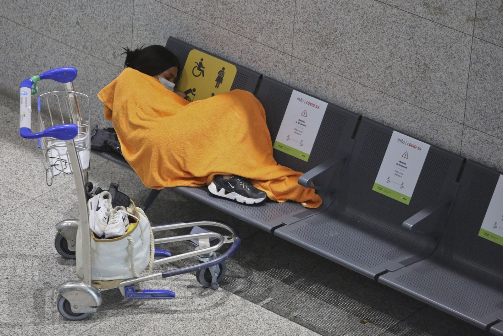 La llegada de los turistas al aeropuerto de Málaga, en fotos