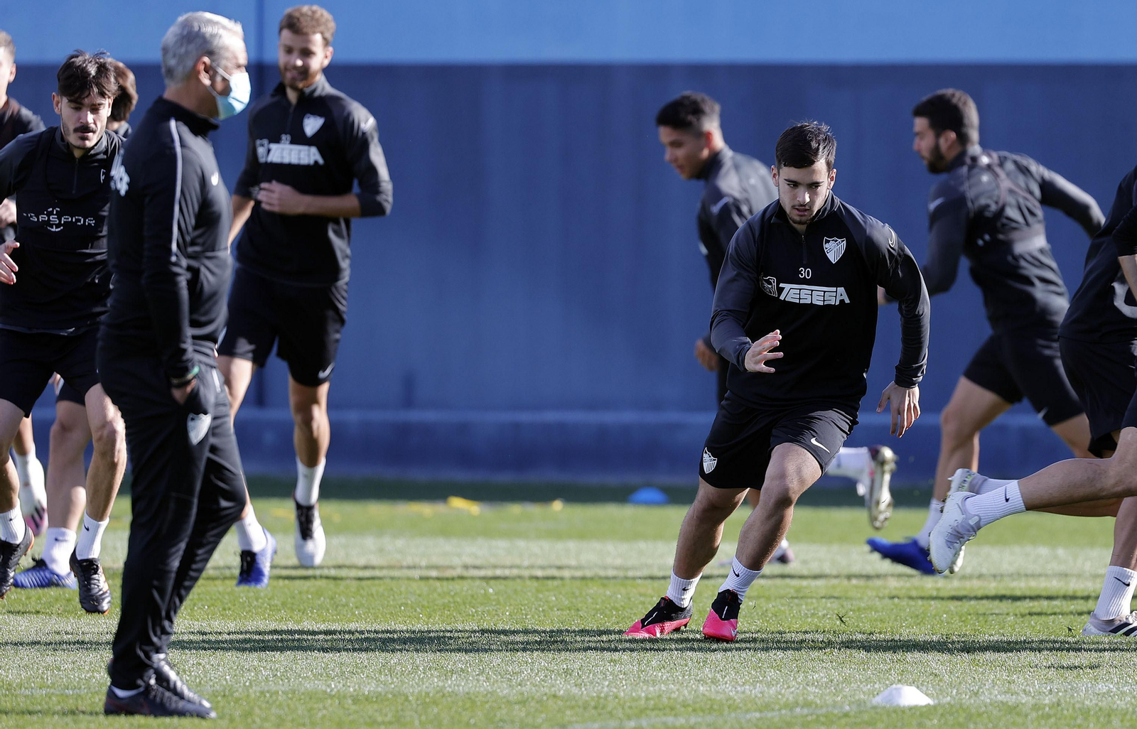 Pellicer observa a sus jugadores, entre ellos el canterano Ramón.