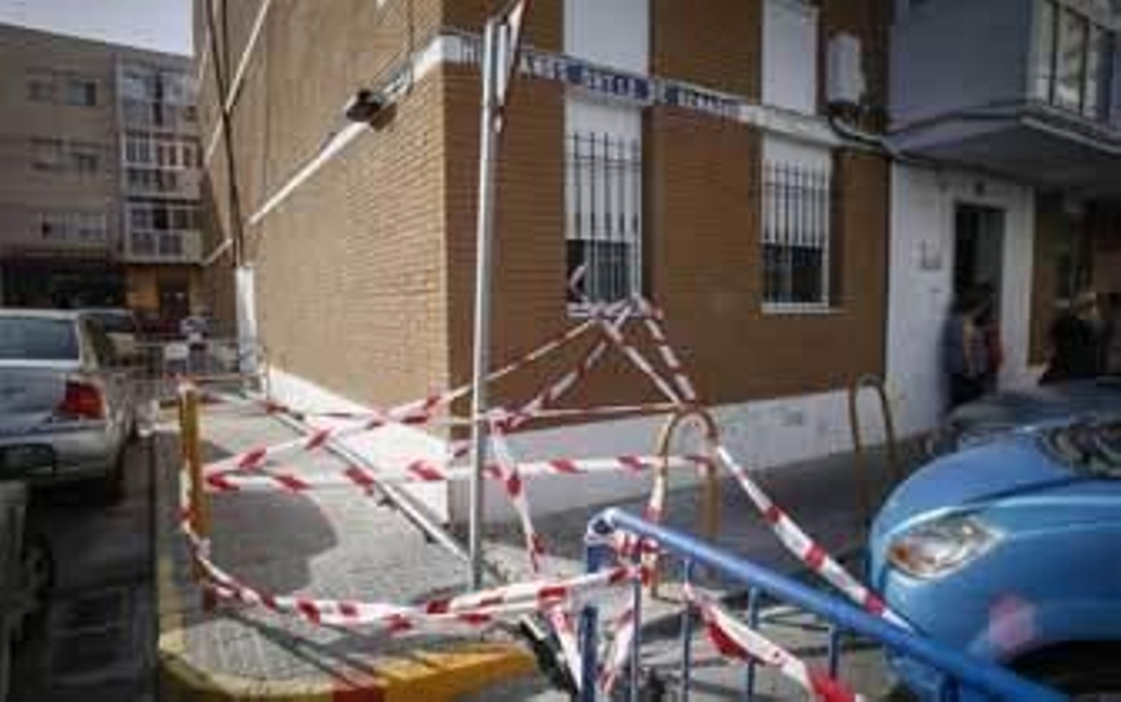 En este bloque de Hermanos Ortiz Echagüe insiste Aguas de Cádiz que se localizó el problema de agua de Loreto, aunque la Junta no lo reafirma aún. /Julio González
