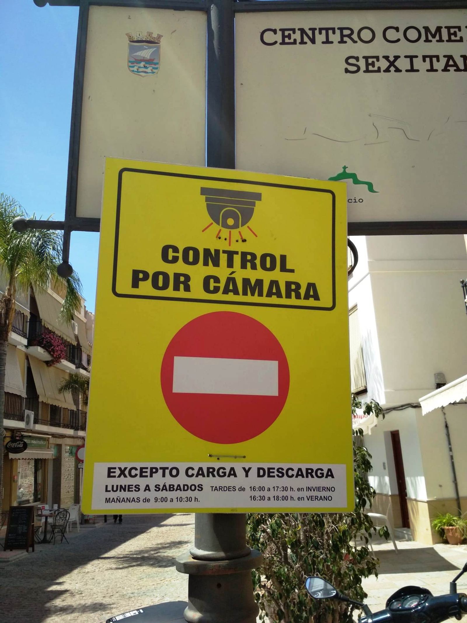 Almuñécar permitirá a los residentes el paso de vehículos por las calles del centro