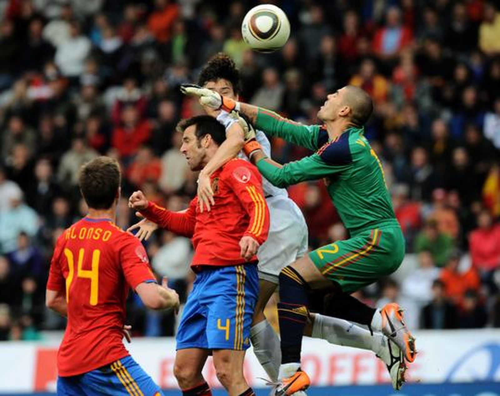 Valdes falla en una salida en su debut con la selección. / AFP