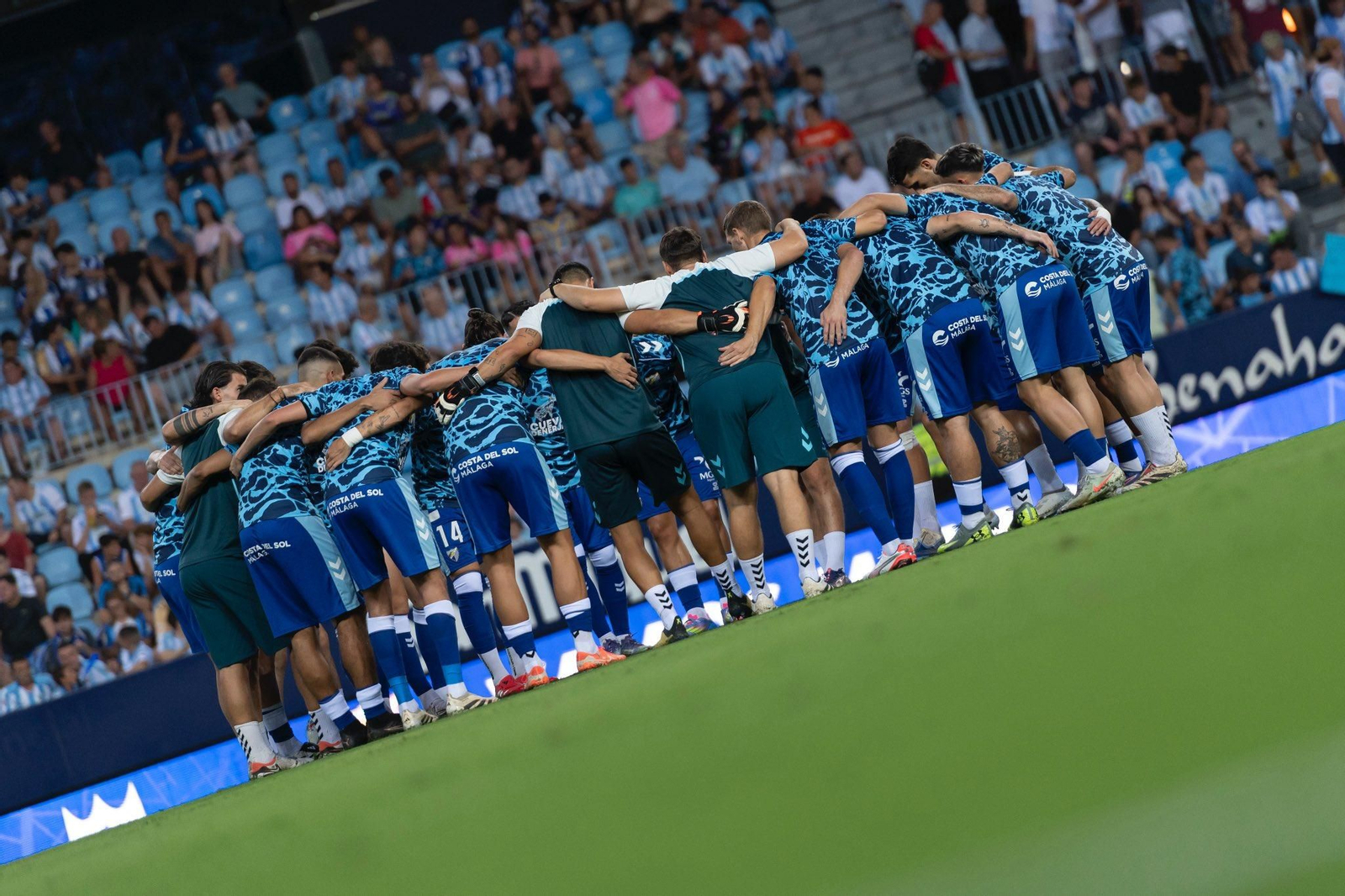 Jugadores del Málaga forman piña antes un partido.