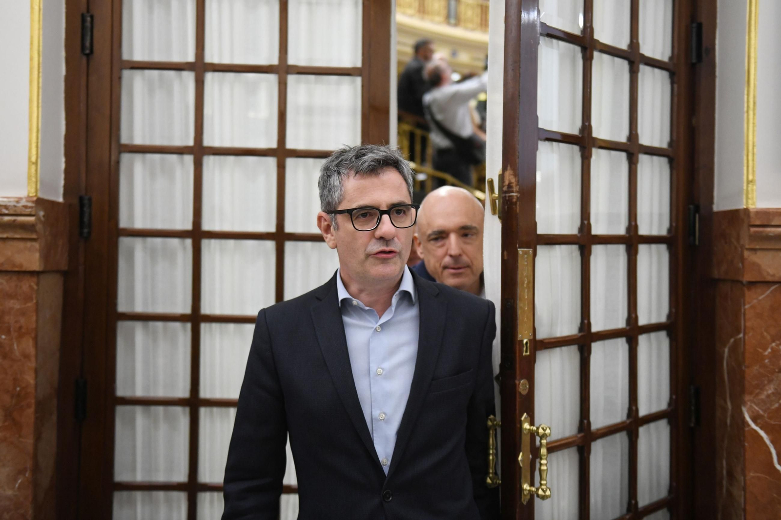 El ministro de Justicia, Félix Bolaños, a su salida de una sesión plenaria extraordinaria, en el Congreso de los Diputados