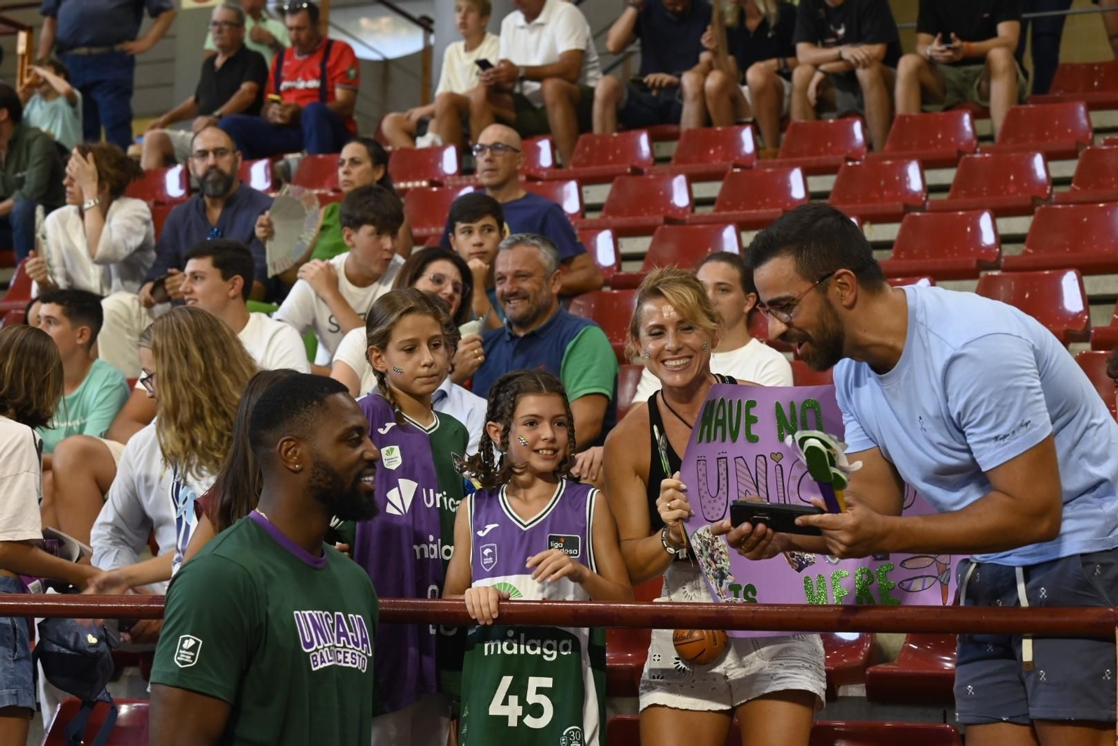 Las mejores fotos del ambiente en Vista Alegre para el Covirán Granada - Unicaja Málaga