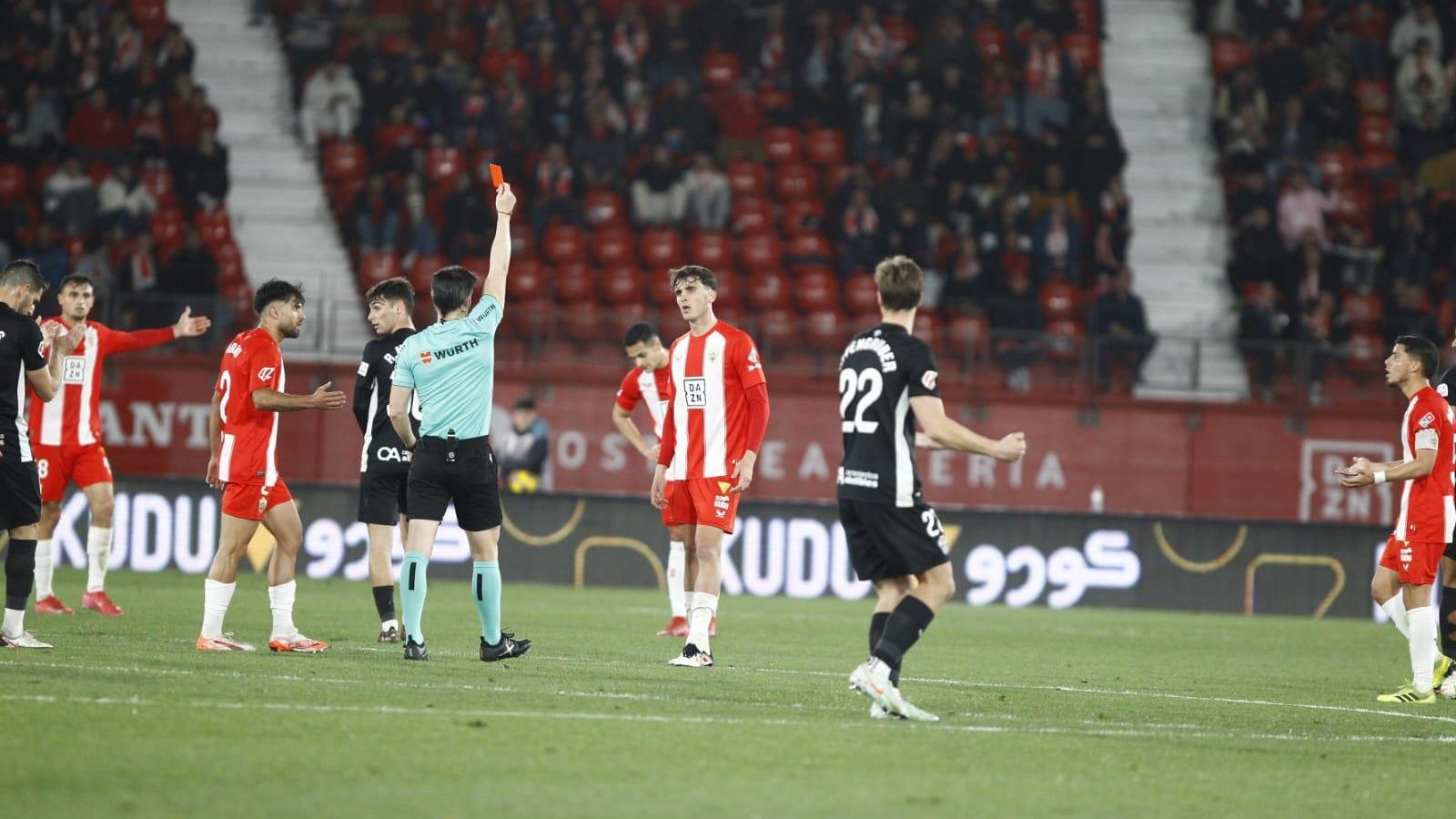 Selvi una discutible segunda amarilla y resultó expulsado en el minuto 76'