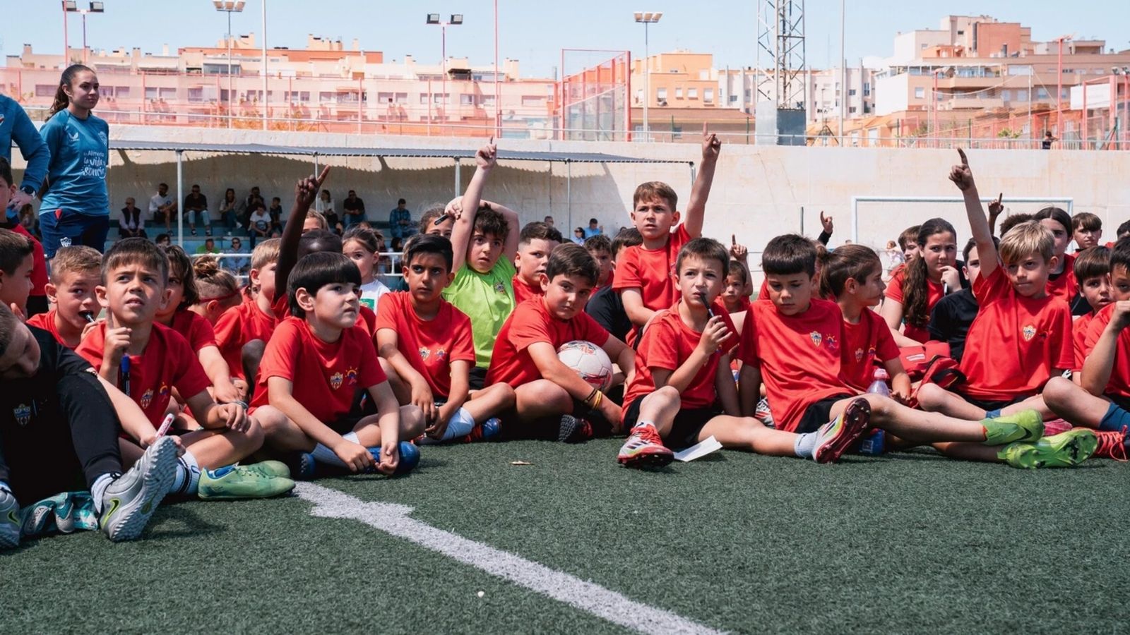 Los participantes de la pasada edición levantan la mano para hacer preguntas a Édgar y Perovic.