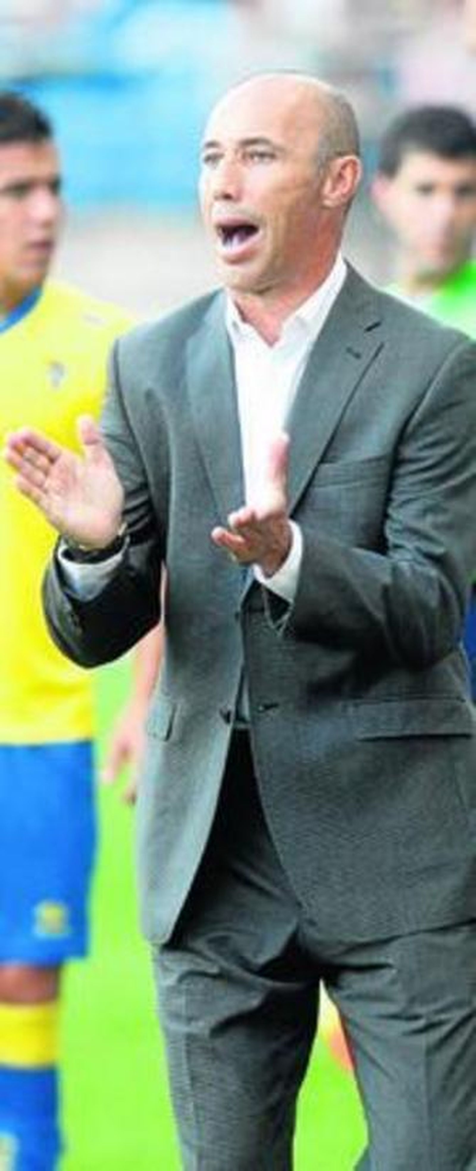 Antonio Calderón arenga a sus jugadores.