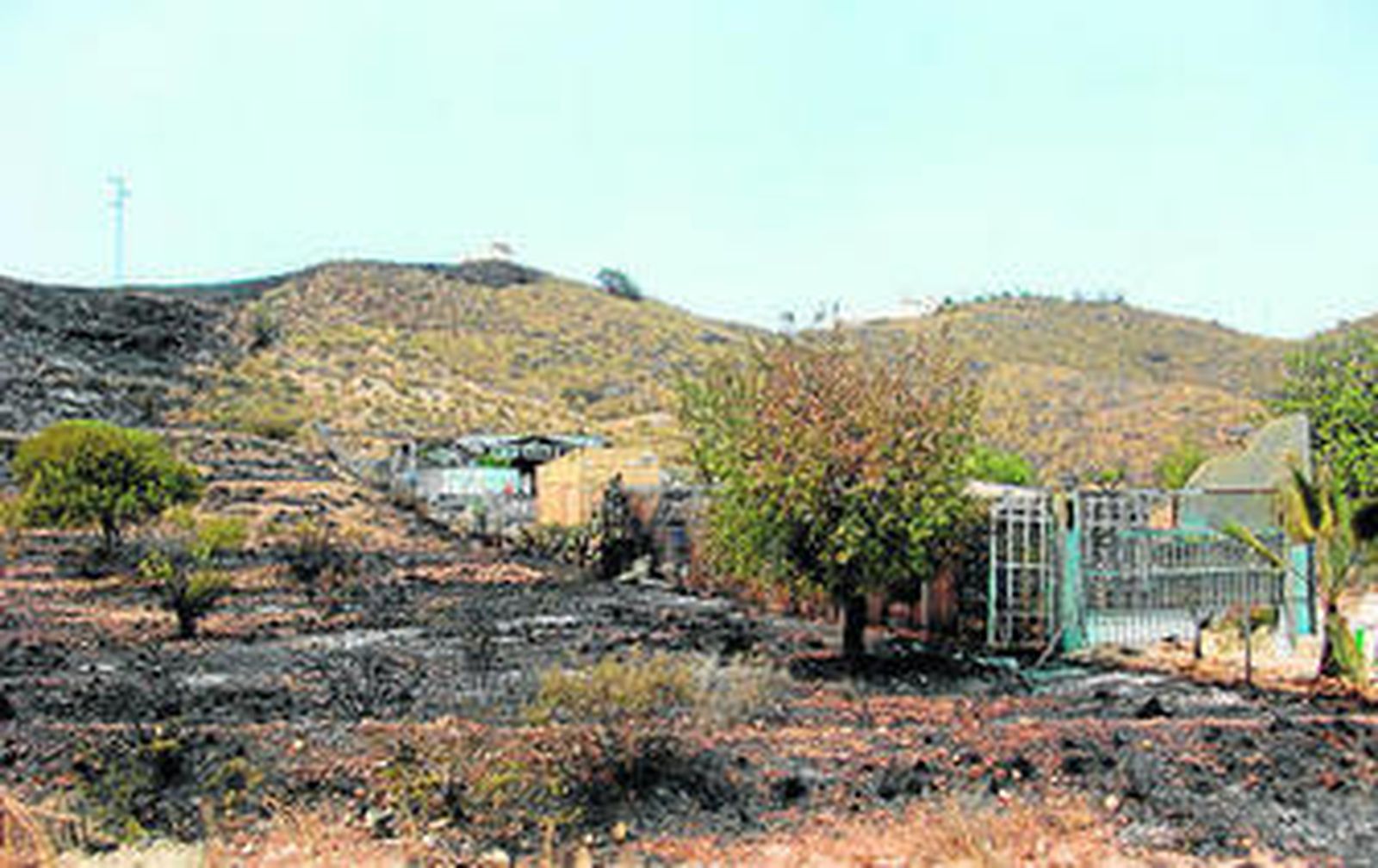 Un incendio obliga a evacuar a un millar de personas en Almería