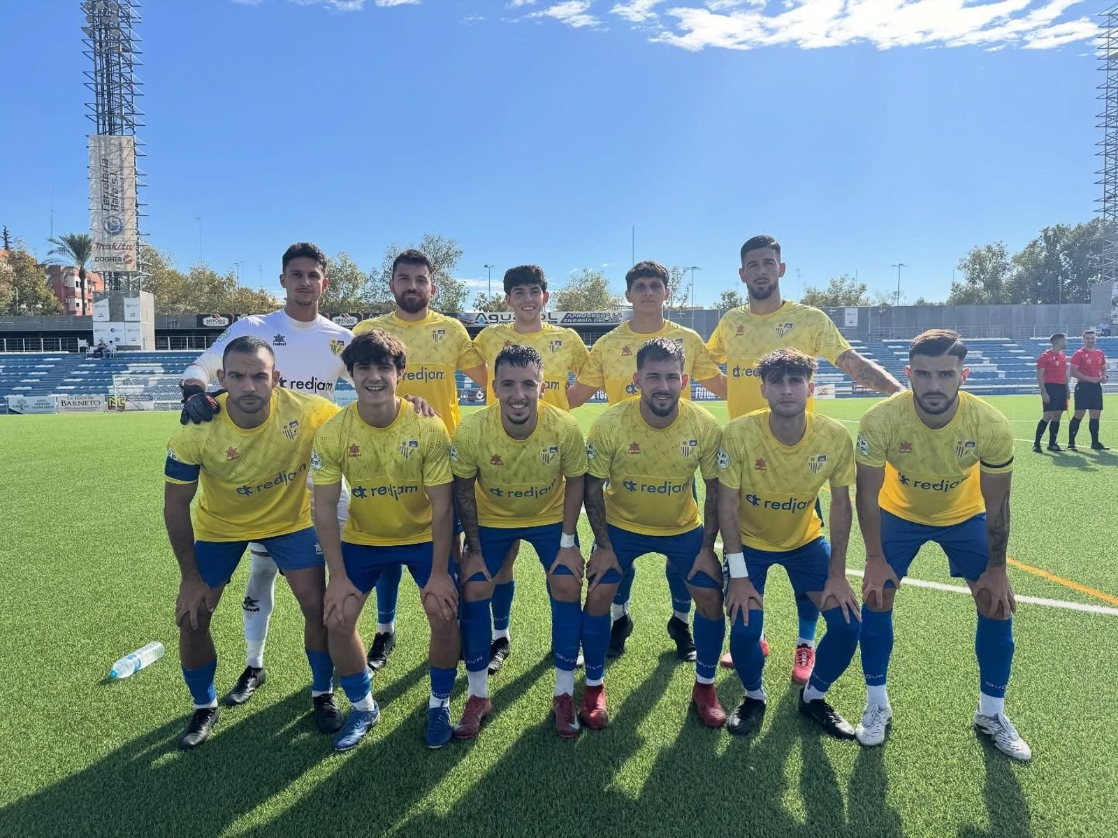 Foto del equipo amarillo en el Estadio Ciudad de Alcalá.