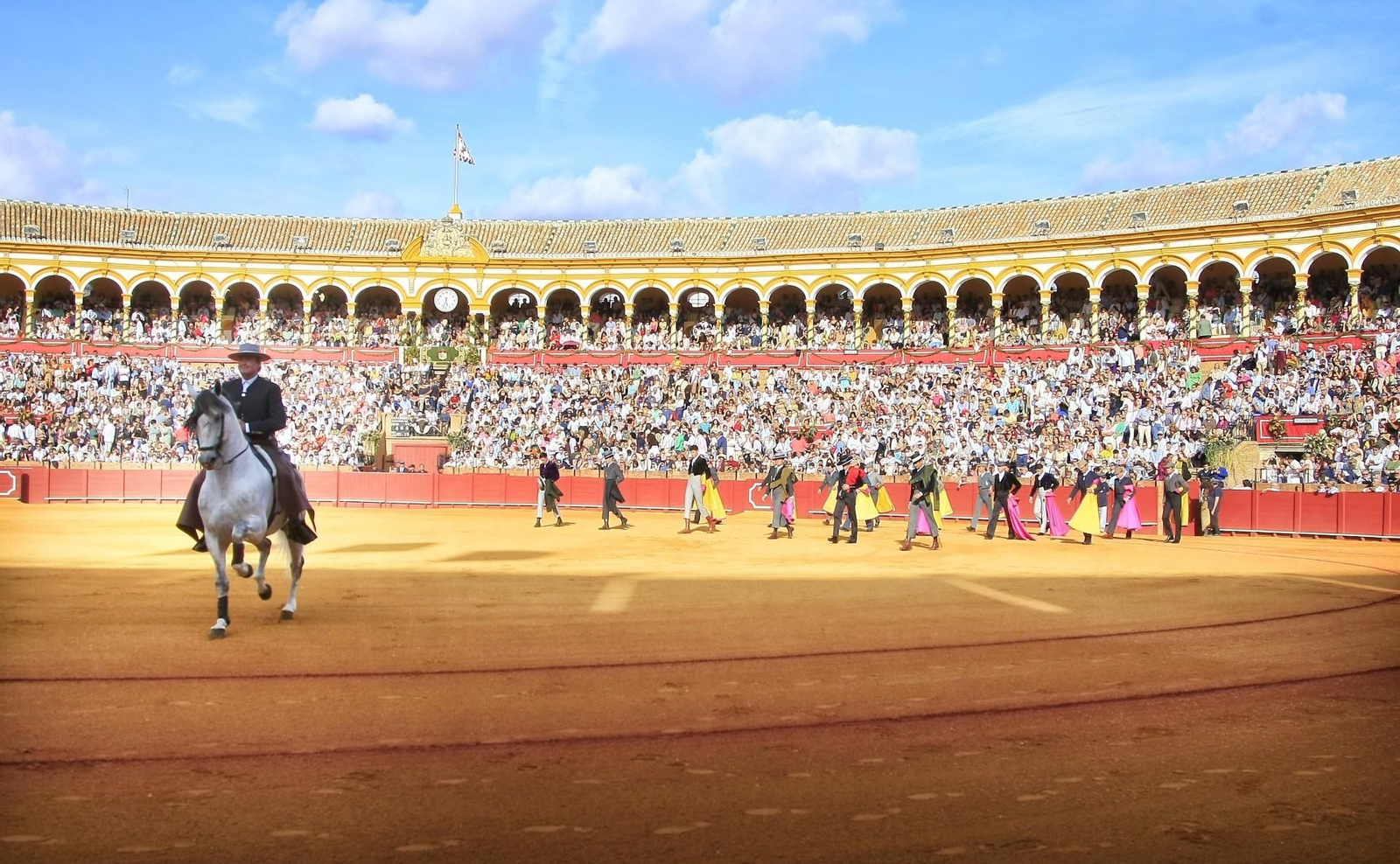 Fermín Bohórquez, reaparecido para la ocasión, encabezó el paseíllo del festival del pasado año.