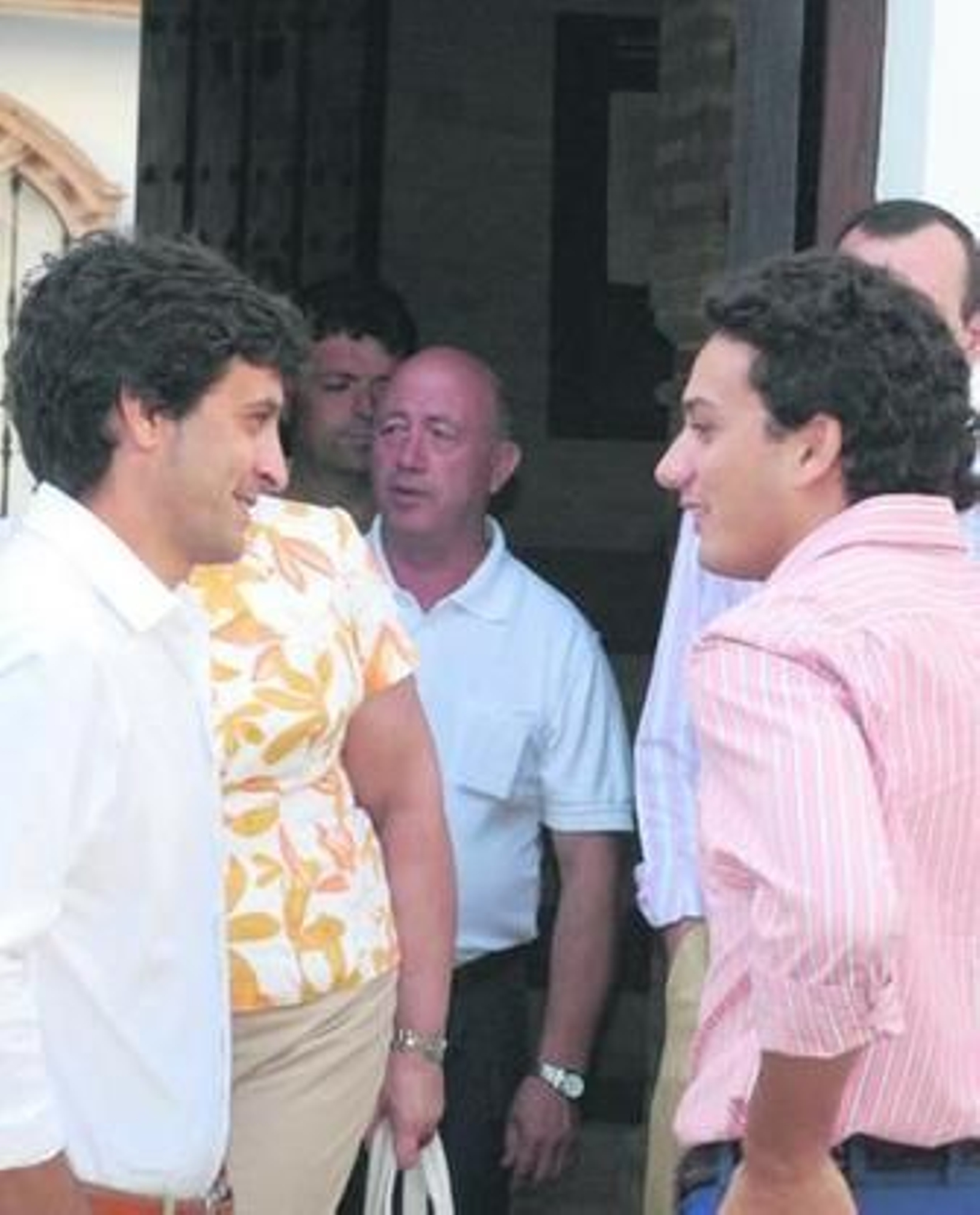 Oliva Soto y Pepe Doblado diciéndose no se qué cosas .