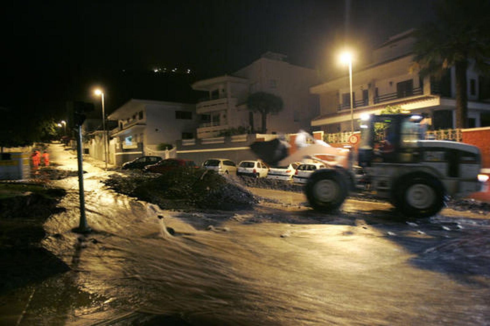 Daños en una calle de Santa Cruz de Tenerife por las intensas lluvias.

Foto: Desirée Martín (Afp)