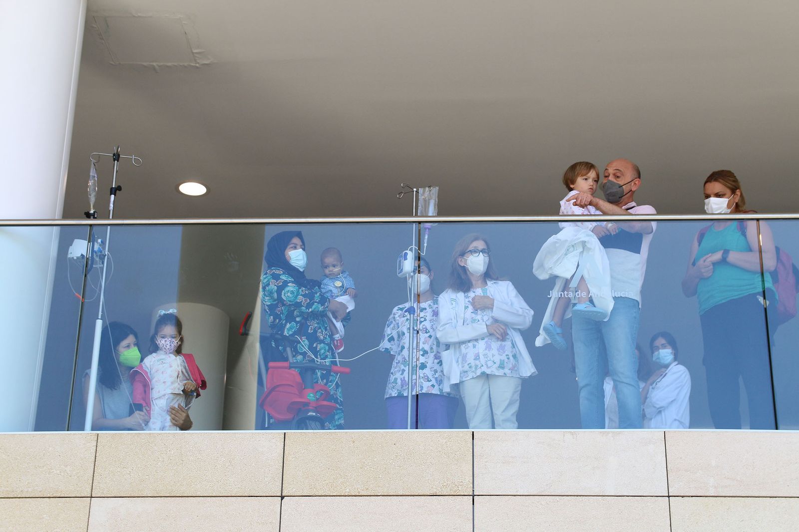 Fotogalería los bomberos de Almería regalan un cochecito eléctrico y camisetas a los niños hospitalizados de Torrecárdenas