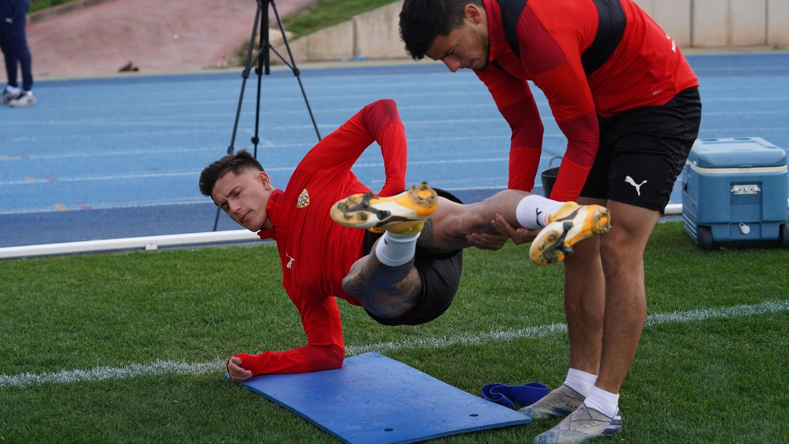 Brian Rodríguez realiza un ejercicio con ayuda de Robertone