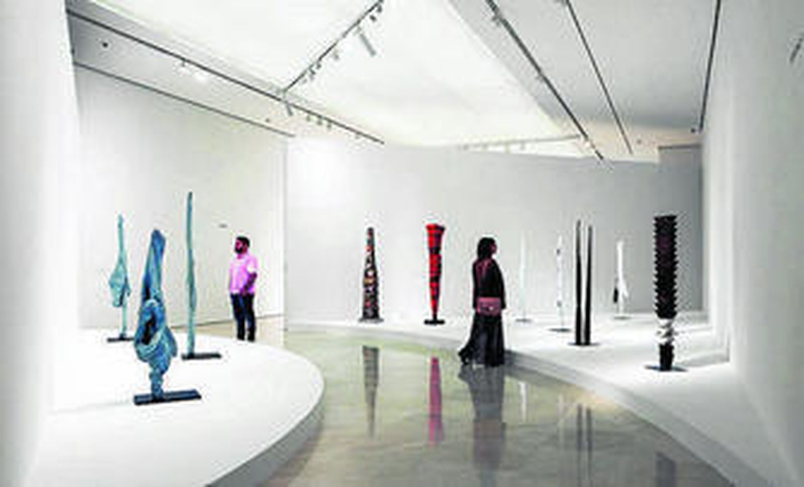 1. Reunión de esculturas en diversas técnicas; las de la izquierda, 'Ecos', están fechadas en 2007 y son de bronce pintado al óleo. 2. 'La pareja' (2003), escultura colgante en aluminio. 3. 'Mamá', la gran araña en el patio del museo .4. 'Celda XXVII'.