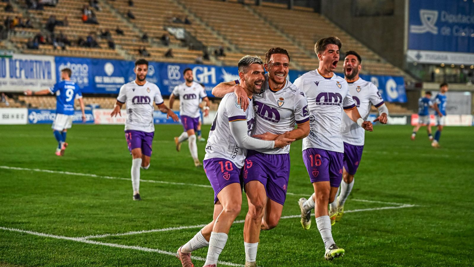 Agus Alonso abraza a Adri Paz tras transformar el penalti.