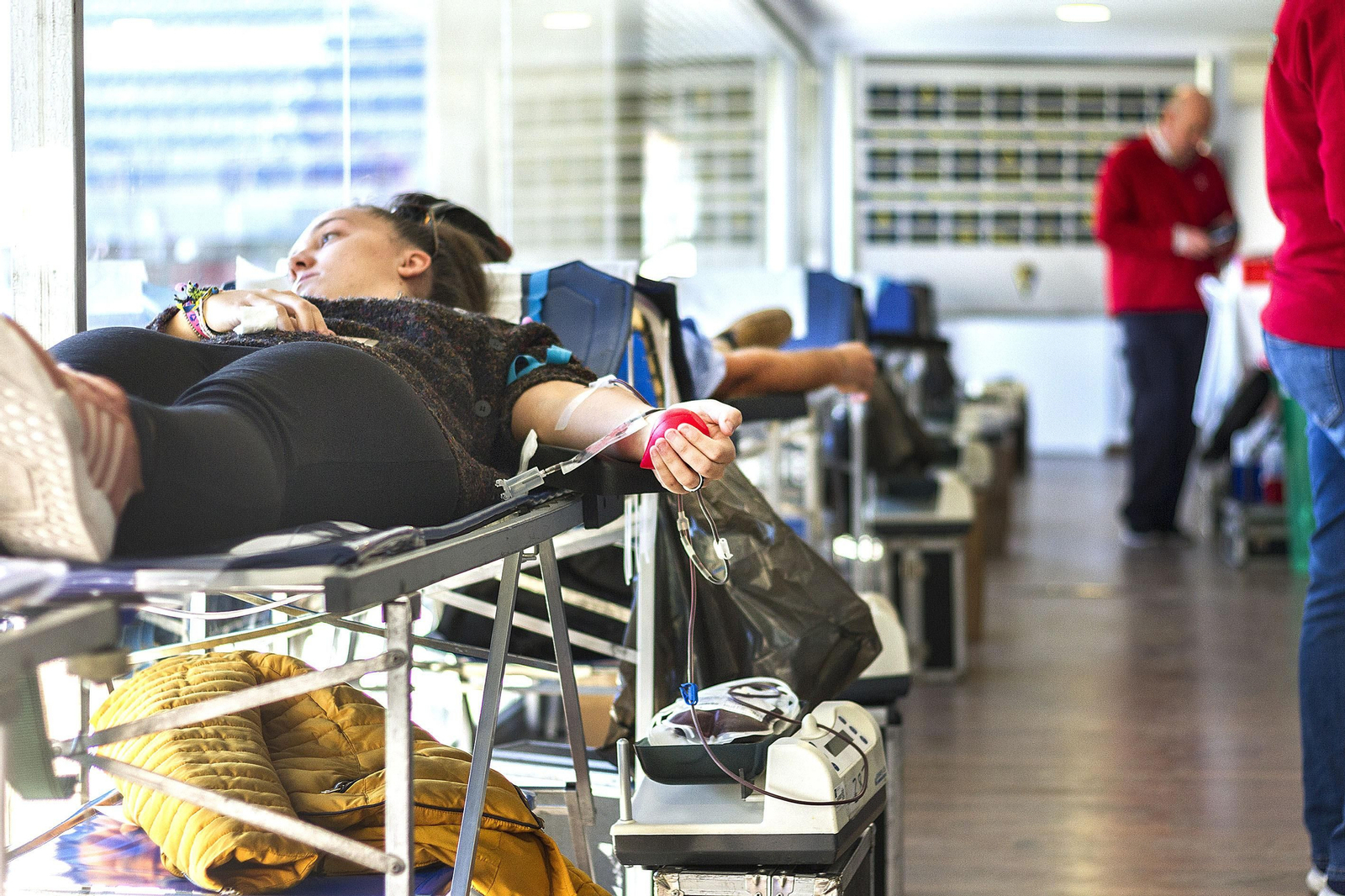 Una joven donando sangre en una colecta extraordinaria celebrada en el Estadio Carranza.