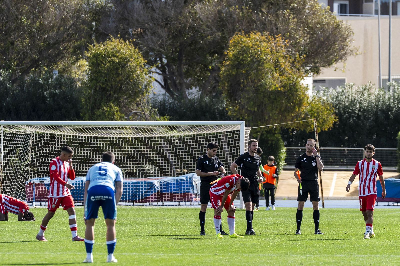 Varios jugadores rojiblancos lamentándose a la conclusión del encuentro frente al Atlético Malagueño.