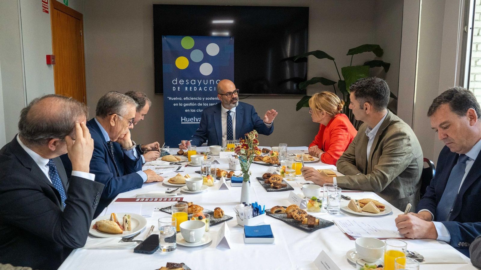 Un momento del Desayuno de Redacción, moderado por Javier Ronchel, director de Huelva Información.