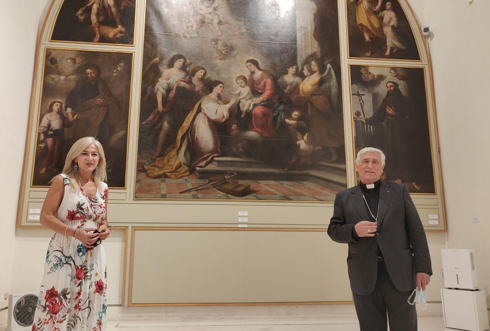 La consejera de Cultura y el obispo de Cádiz, ante los lienzos del antiguo convento de Capuchino.