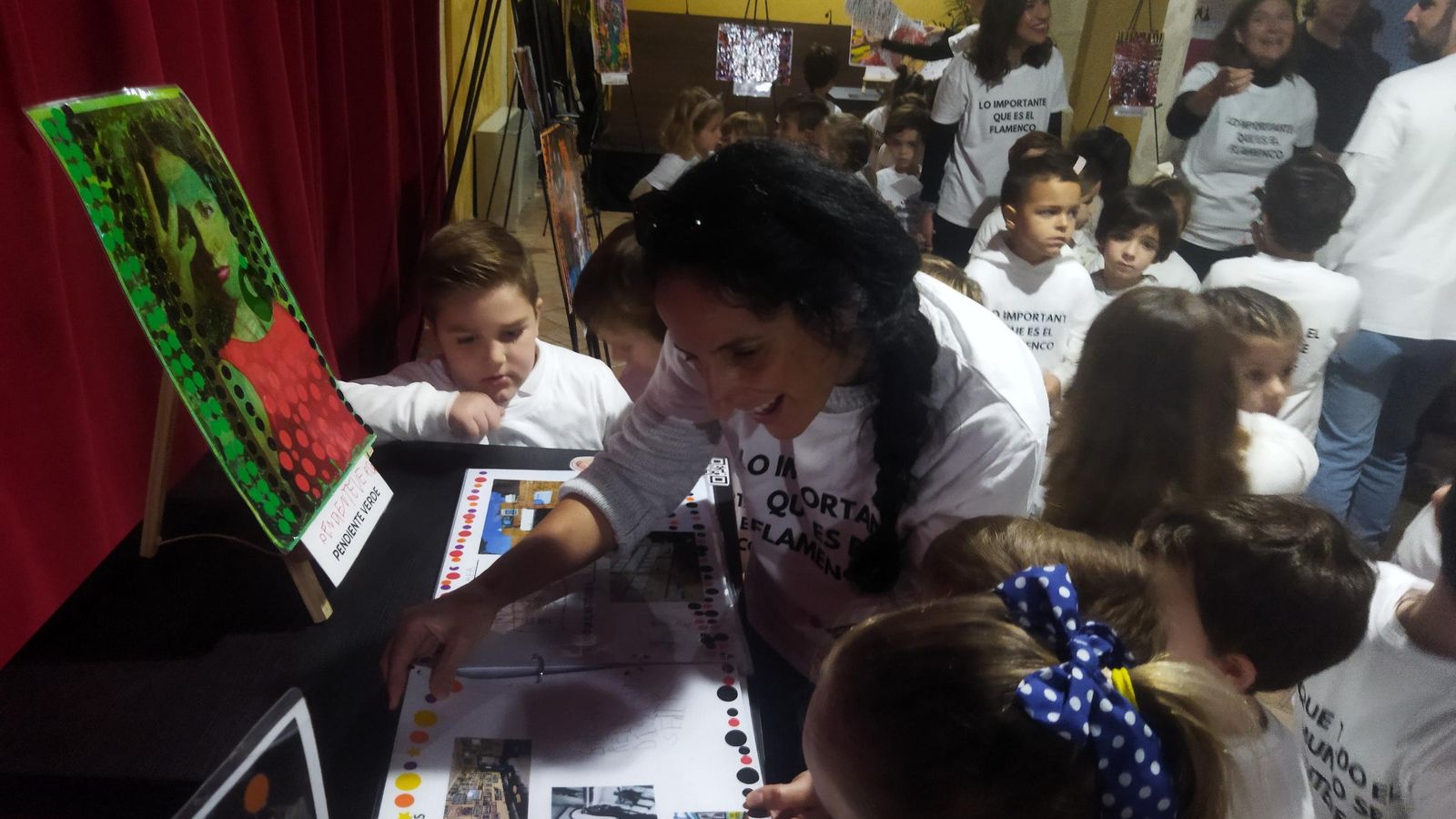Mercedes Ruiz, viendo el libro que los alumnos del Antonio Machado le han dedicado.