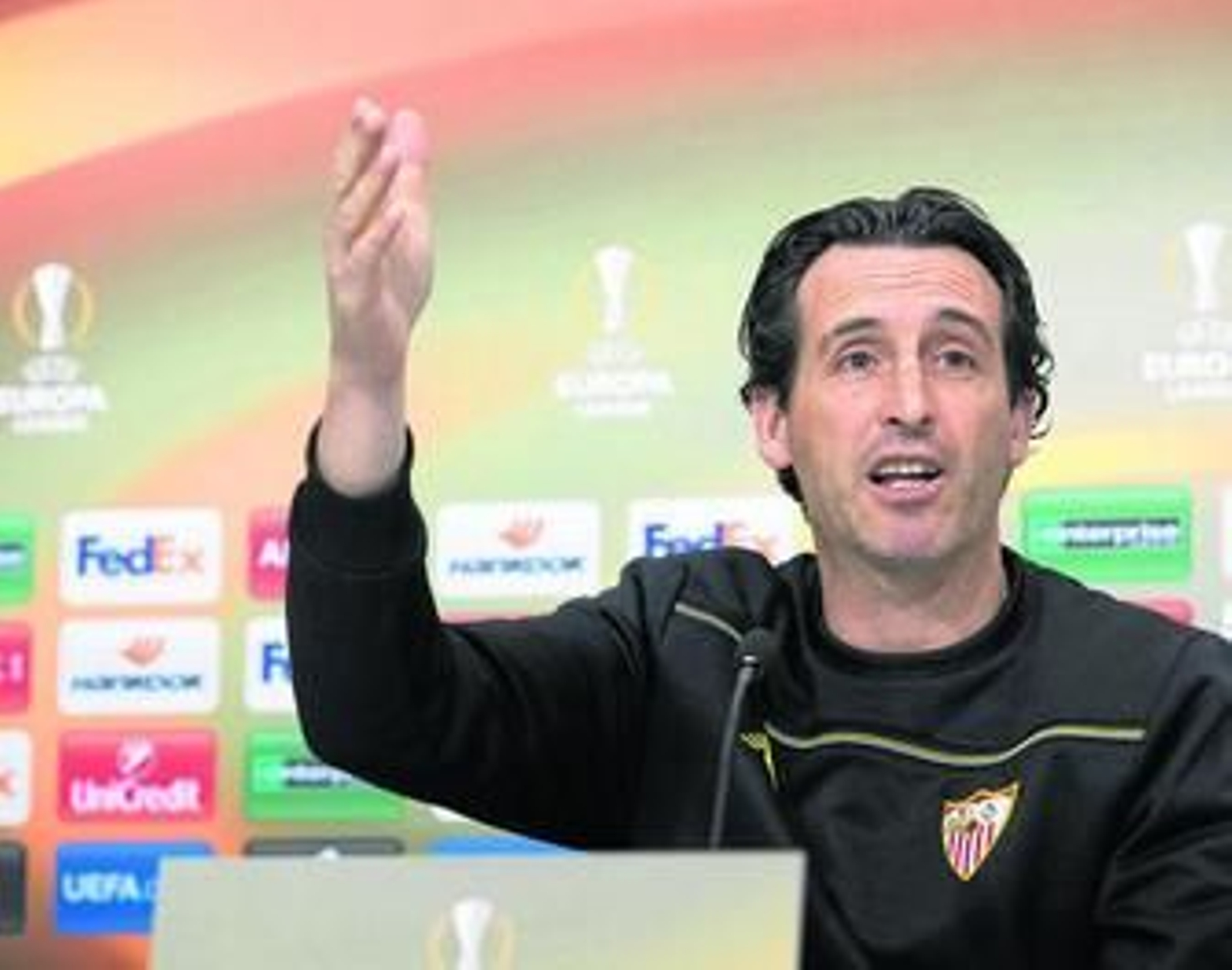 Unai Emery gesticula en la sala de prensa del Ramón Sánchez-Pizjuán.