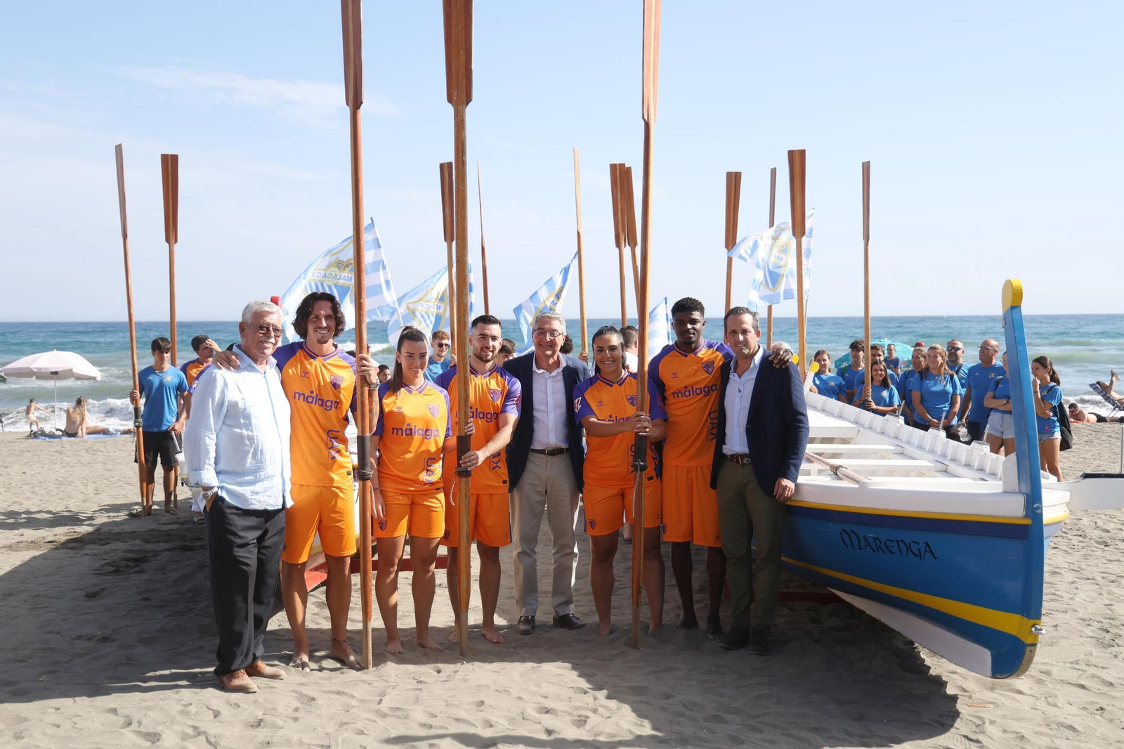 Naranja, azul y el ojo fenicio: la tercera camiseta del Málaga CF 2025/26