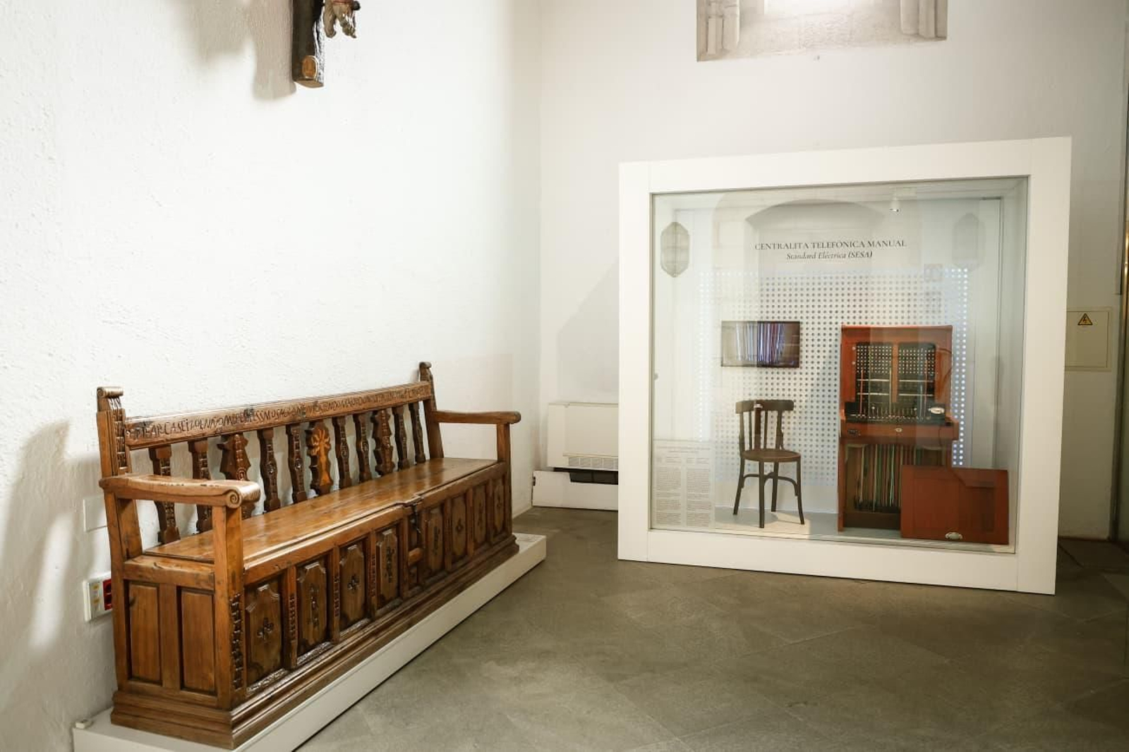 Al fondo, la centralita en el espacio Pieza Destacada, en el zaguán del Hospital Real.