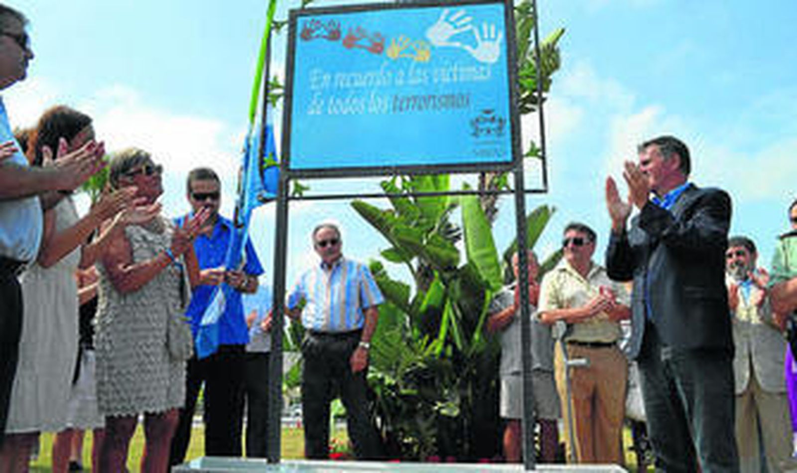 Momento de la inauguración de la placa.