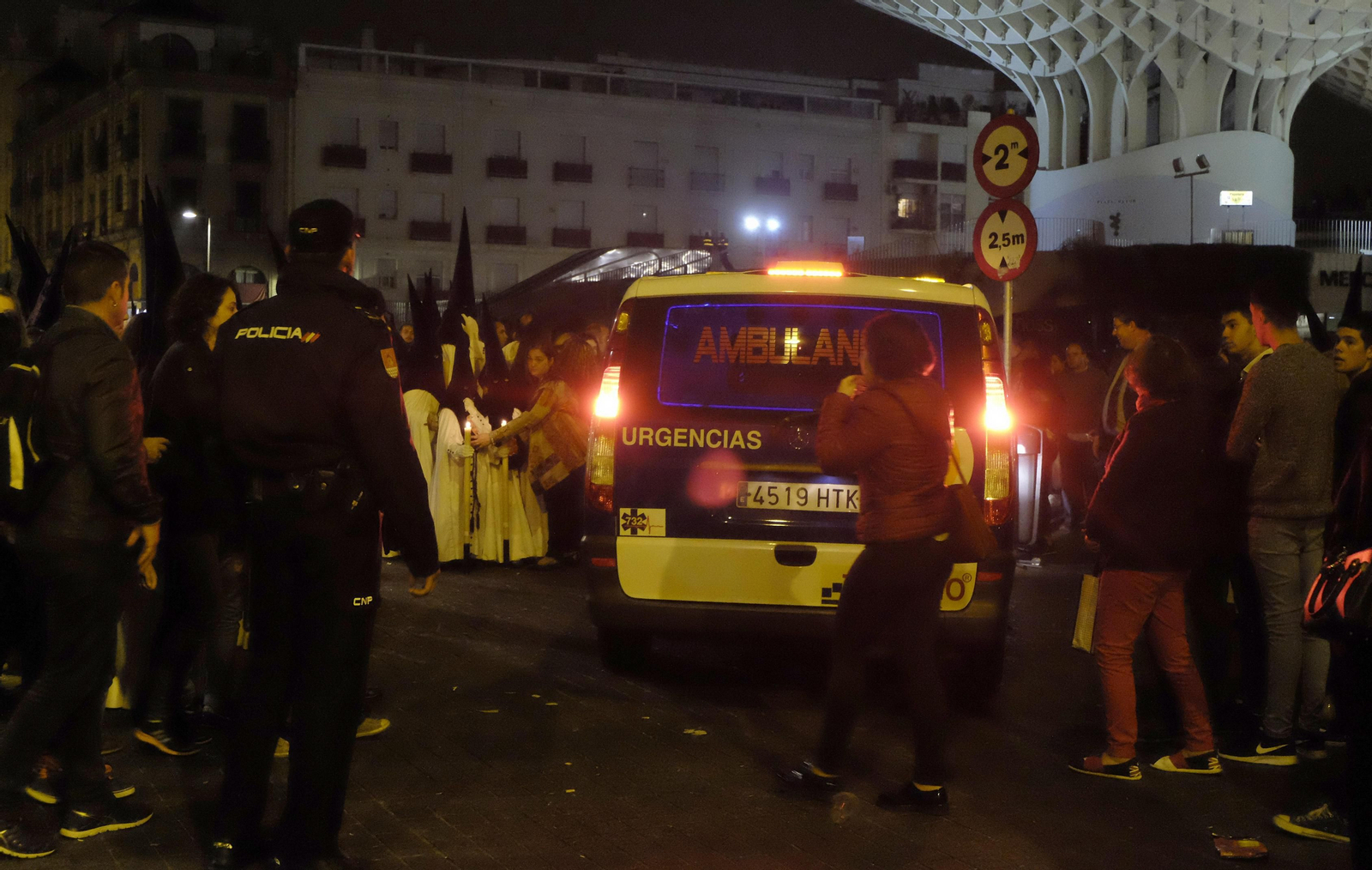 Policías y sanitarios en mitad de la cofradía de los Gitanos en la plaza de la Encarnación.