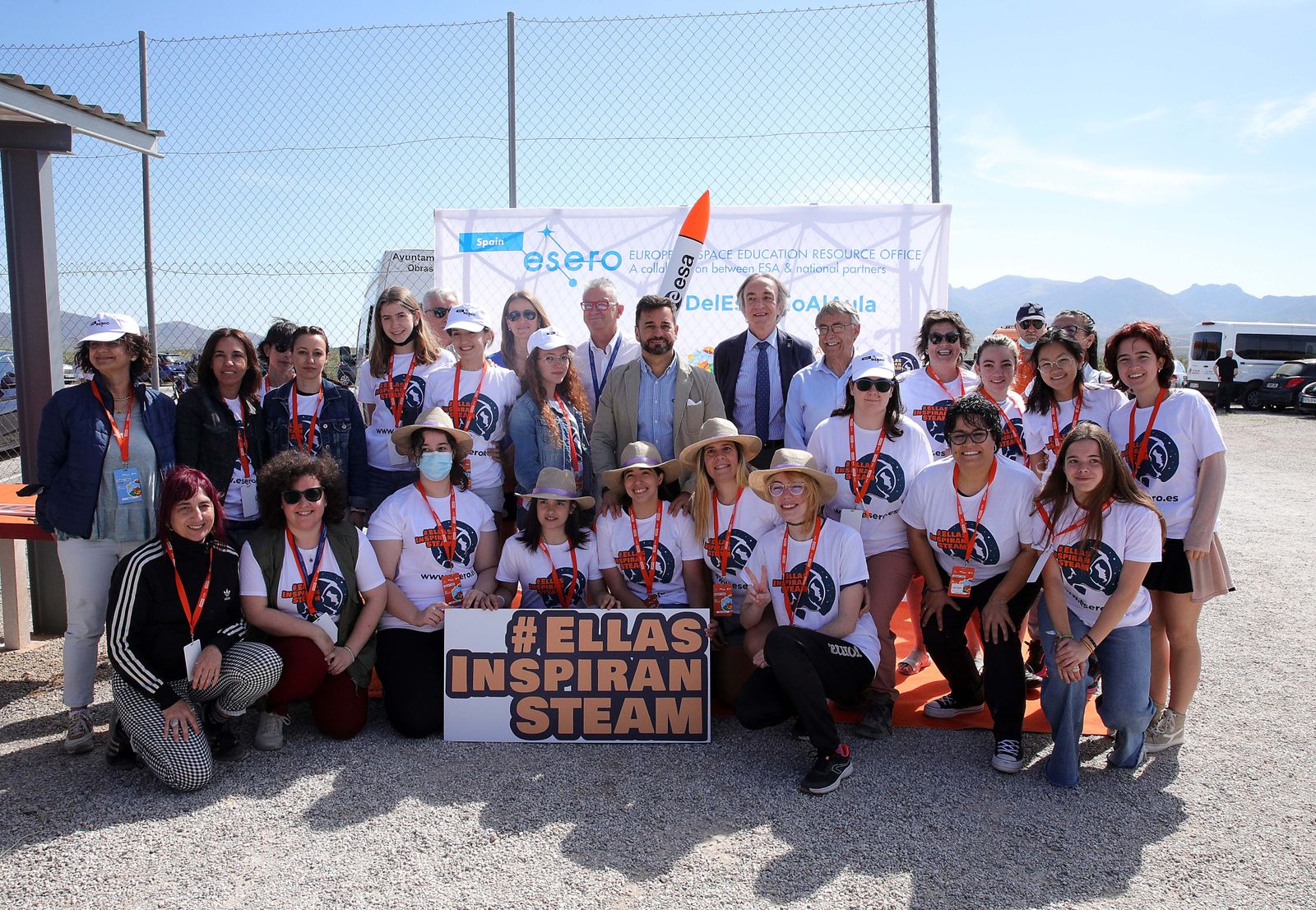 Imagen de el galardon a las jovenes mujeres que han participado en el concurso de satélites