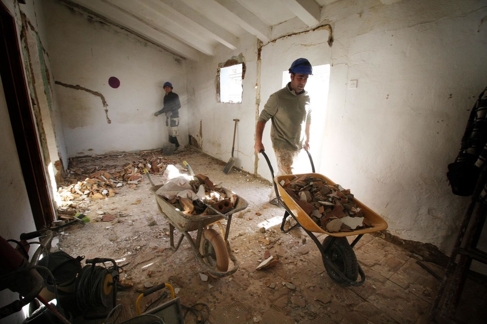 La visita del alcalde a las obras de rehabilitación de las viviendas de Pérez Cubillas, en imágenes