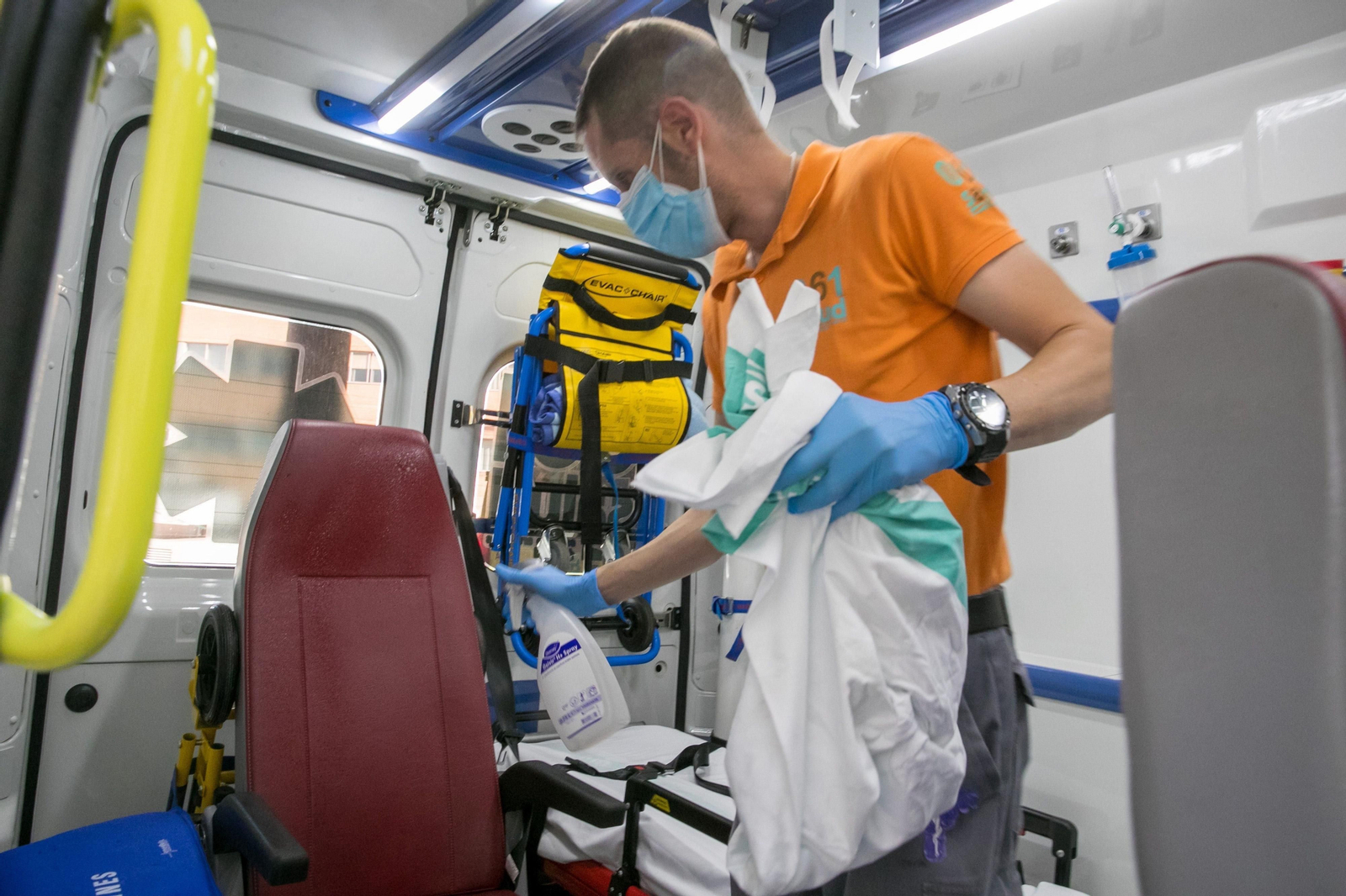 Un sanitario desinfecta una ambulancia.