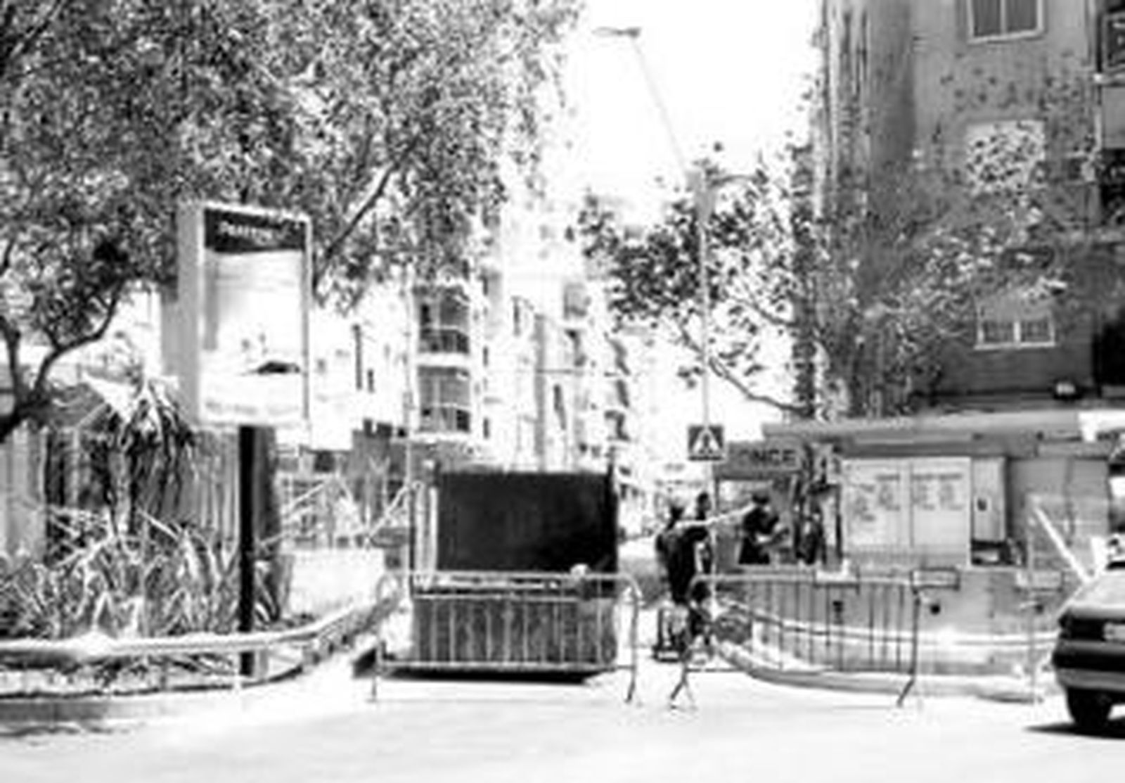 Acceso cortado a la calle Pablo Ruiz Picasso desde la plaza Altamira.