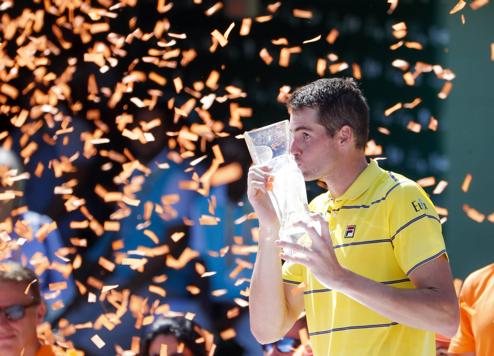 El estadounidense John Isner besa el trofeo conquistado en el Masters 1.000 de Miami.