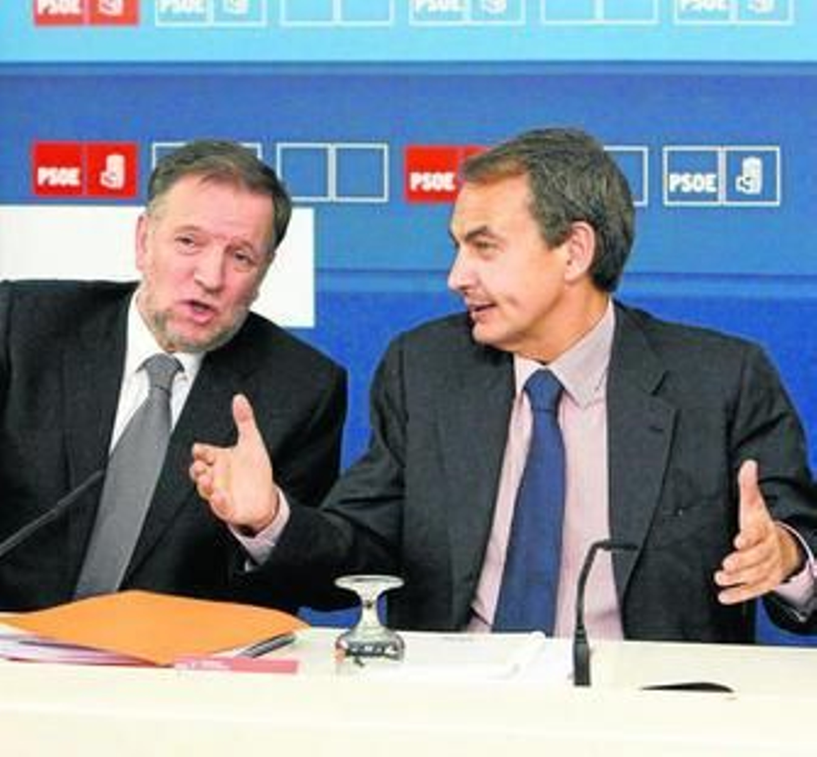 Iglesias y Zapatero durante una reunión del Comité Federal del PSOE hace dos meses.