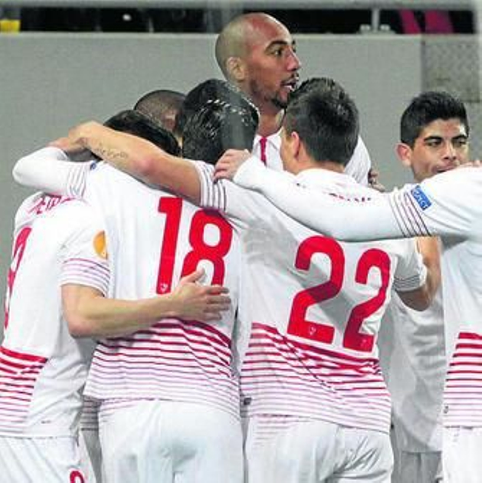 Los jugadores sevillistas abrazan a Vitolo tras el 0-1.