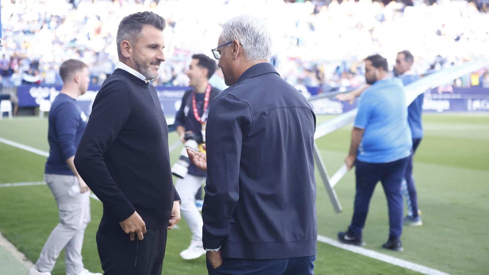 Iván Ania dialoga con Sergio Pellicer antes del partido.