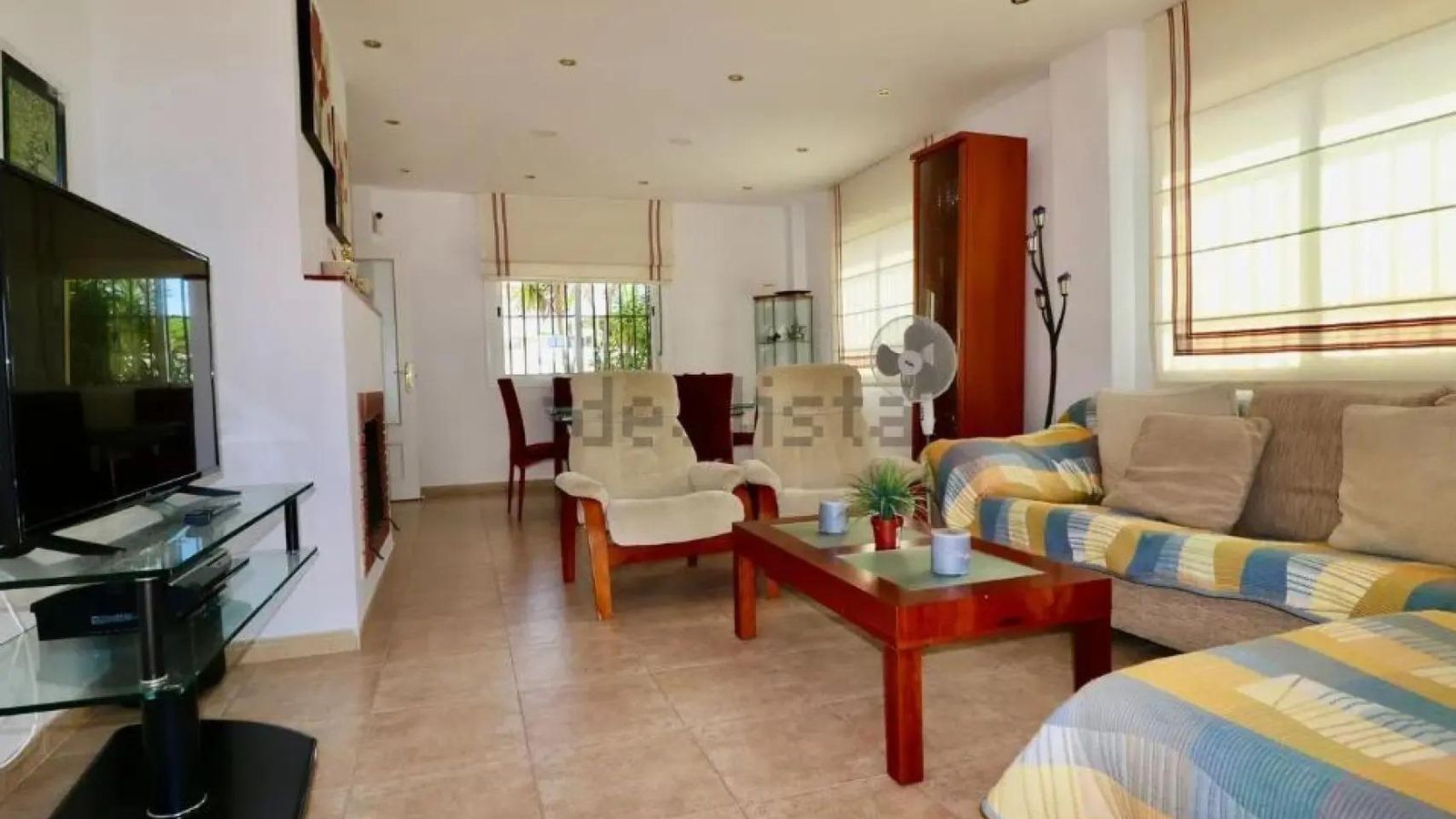 Uno de los salones del chalé ubicado en la urbanización de Roche.