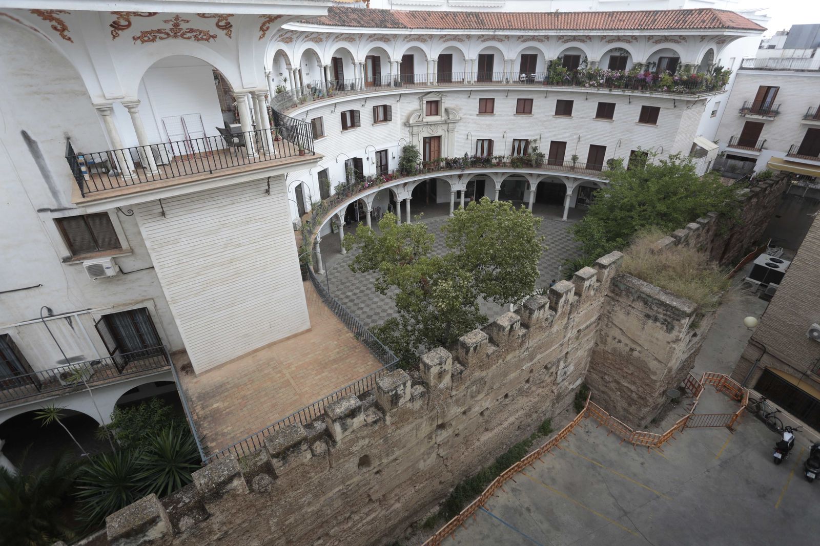 El tramo de muralla separa la Plaza del Cabildo de la sede del Servicio Andaluz de Salud de la Avenida.